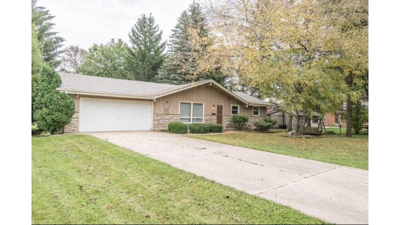 W67N830 Evergreen Blvd Cedarburg, WI 53012 by Milwaukee Executive Realty, LLC $334,900