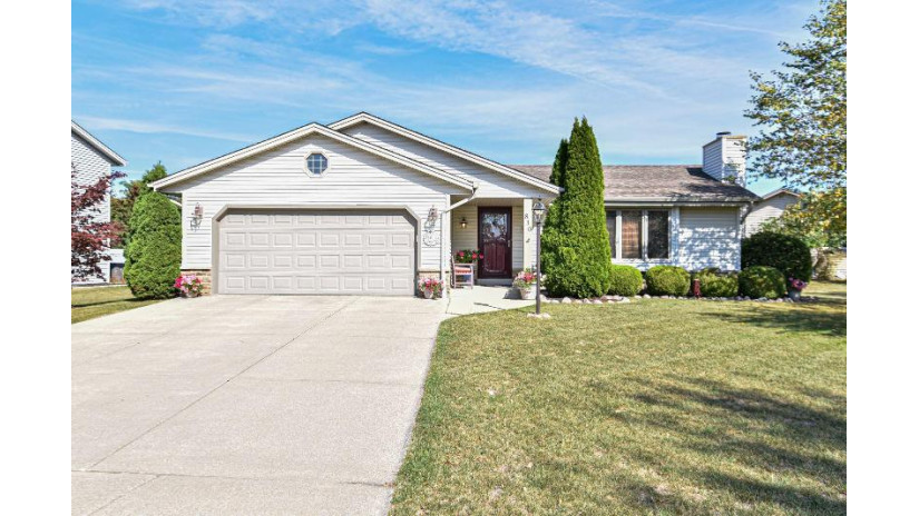 810 W Creekway Ct Oak Creek, WI 53154 by The Stefaniak Group, LLC $359,900