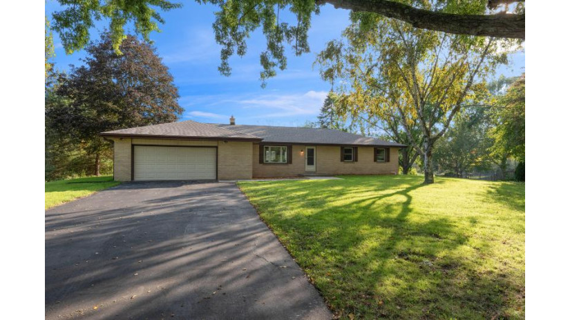 8527 Dawn View Ln Cedarburg, WI 53012 by Star Properties, Inc. $474,900