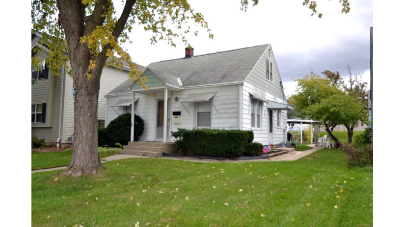 2468 S 76th St West Allis, WI 53219 by Shorewest Realtors $134,800