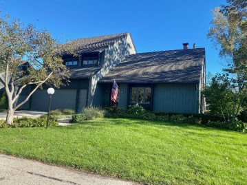 26 Lakewood Dr, Wind Point, WI 53402-2833