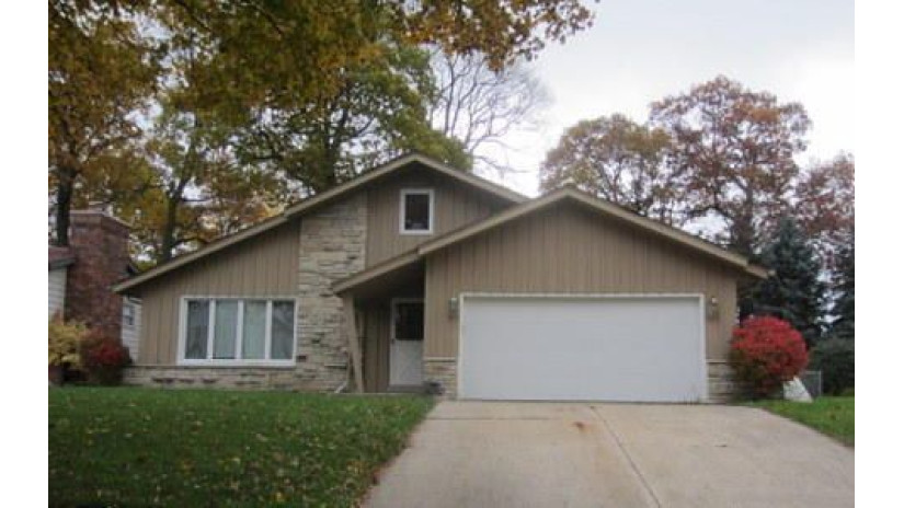 1715 Mohawk Ln Waukesha, WI 53186 by Shorewest Realtors $290,000