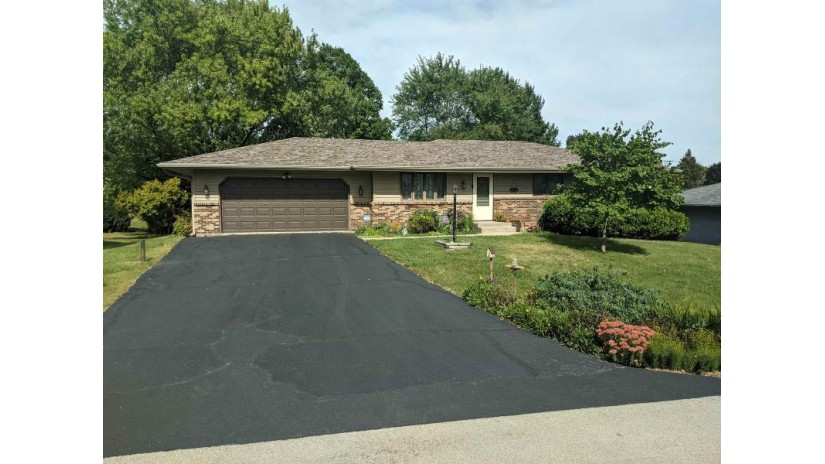 7408 Russett Wood Trail Cherry Valley, IL 61016 by Gambino Realtors $194,000