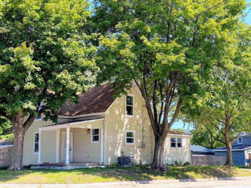 1222 S 7th St, Prairie Du Chien, WI 53821