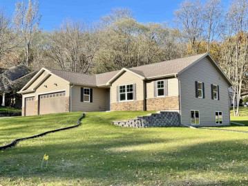 802 Lichte Dr, Mazomanie, WI 53560