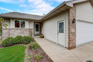 3 Fairview Tr, Waunakee, WI 53597