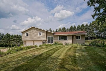 7198 Clover Hill Dr, Springfield, WI 53597