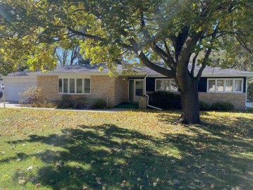 211 Riverview Dr, Elroy, WI 53929