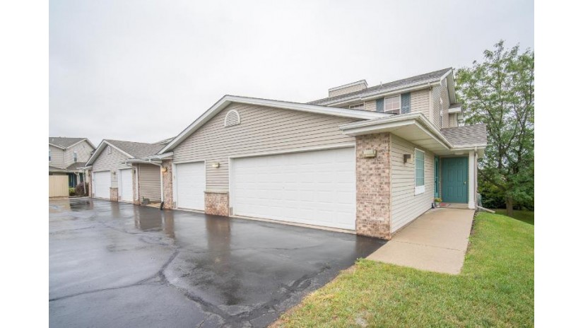 1019 E Woodview Ct 4 Slinger, WI 53086-9387 by Boss Realty, LLC $184,900