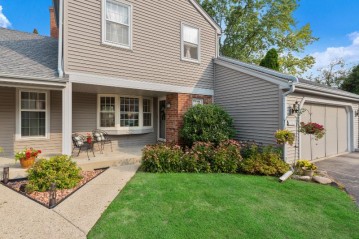 12565 N Woodberry Dr, Mequon, WI 53092-2416