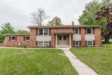 4185 S Regal Dr, New Berlin, WI 53151-5921