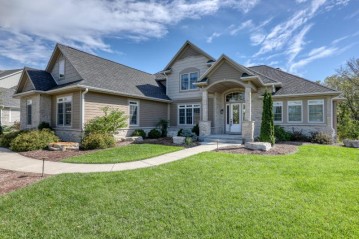 1900 Carriage Hills Dr, Delafield, WI 53018