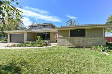 7027 N Seneca Ave, Glendale, WI 53217-3868