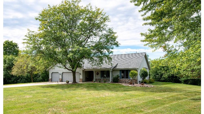 W328N4683 Circle Dr Nashotah, WI 53058 by First Weber Inc - Delafield $479,000