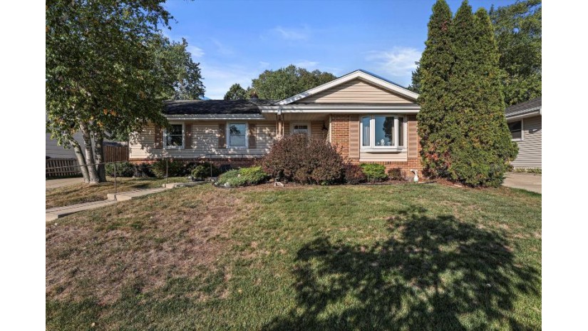 6033 S Illinois Ave Cudahy, WI 53110 by Benefit Realty $209,900