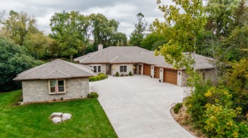 W148N7373 Woodland Dr, Menomonee Falls, WI 53051-4517