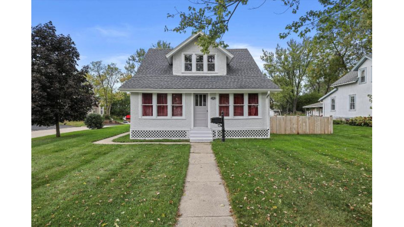 359 Prospect Ave Pewaukee, WI 53072 by Bluebell Realty $279,900