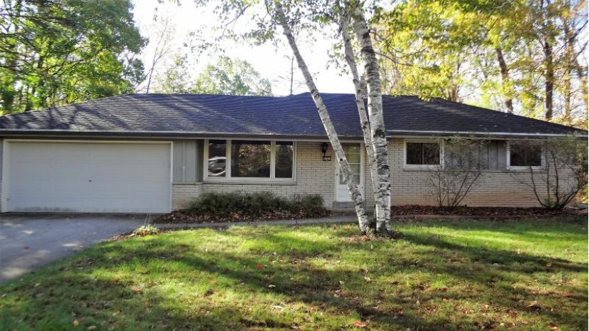 3901 W Maplecrest Dr Franklin, WI 53132 by Buyers Vantage $284,900