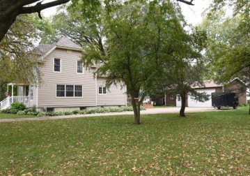 W6082 State Line Rd, Walworth, WI 53184-5835