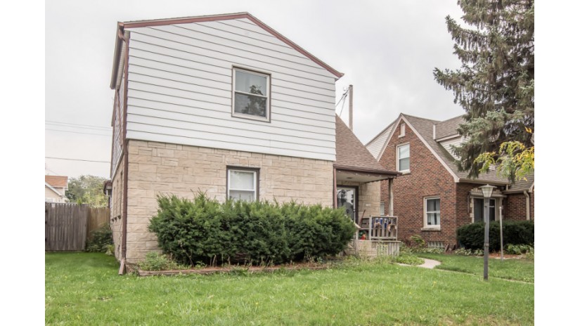 4140 S 1st Pl Milwaukee, WI 53207 by Shorewest Realtors $190,000