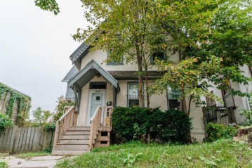 2315 N Oakland Ave, Milwaukee, WI 53211-4323