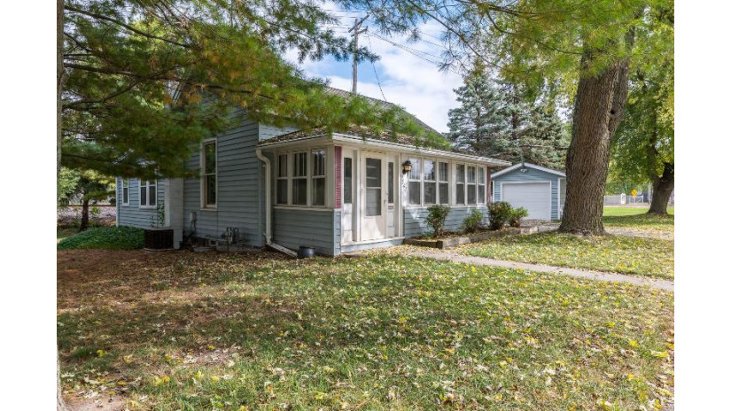 341 Oakton Ave Pewaukee, WI 53072 by Found It $209,000