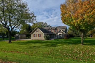 1464 N Riverline Dr, Oconomowoc, WI 53066-6913