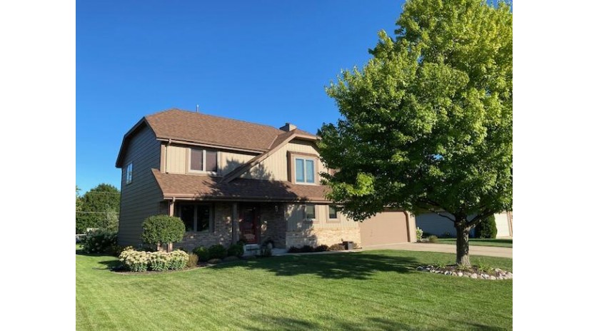 4142 S Regal Manor Ct New Berlin, WI 53151 by Design Realty, LLC $399,500