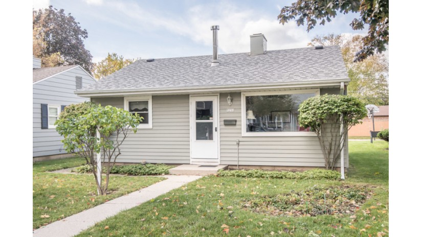 3251 S 54th St Milwaukee, WI 53219-4422 by Shorewest Realtors $138,800