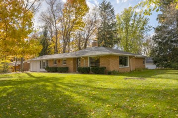 413 Oakwood Dr, Thiensville, WI 53092-1355