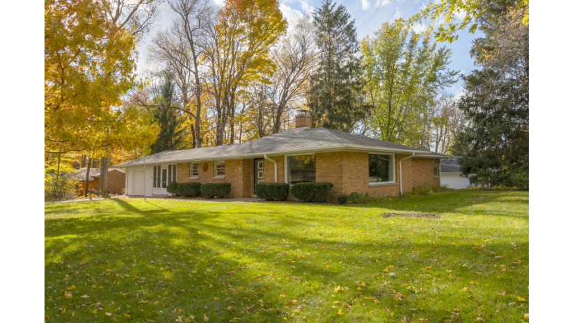 413 Oakwood Dr Thiensville, WI 53092 by Shorewest Realtors $329,900