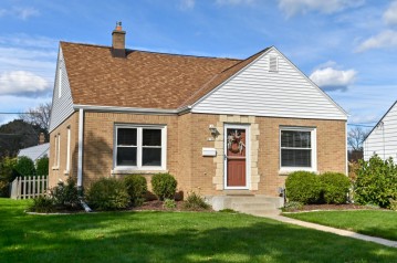 2748 E Crawford Ave, Saint Francis, WI 53235-4212