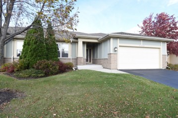 S70W15322 Sandalwood Dr, Muskego, WI 53150-7911