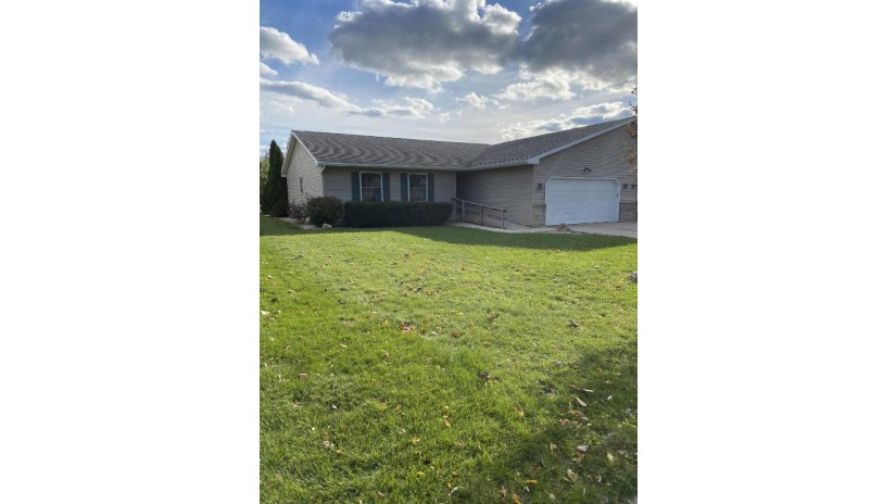 653 Cherokee Ln Fort Atkinson, WI 53538 by Mike Foerster Real Estate Group, LLC $199,900