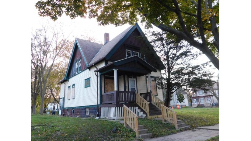 1621 W Meinecke Ave Milwaukee, WI 53206-2036 by RE/MAX Service First $52,000