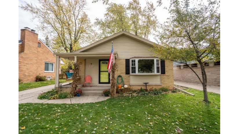 10145 W Park Ridge Ave Wauwatosa, WI 53222 by Mahler Sotheby's International Realty $245,000