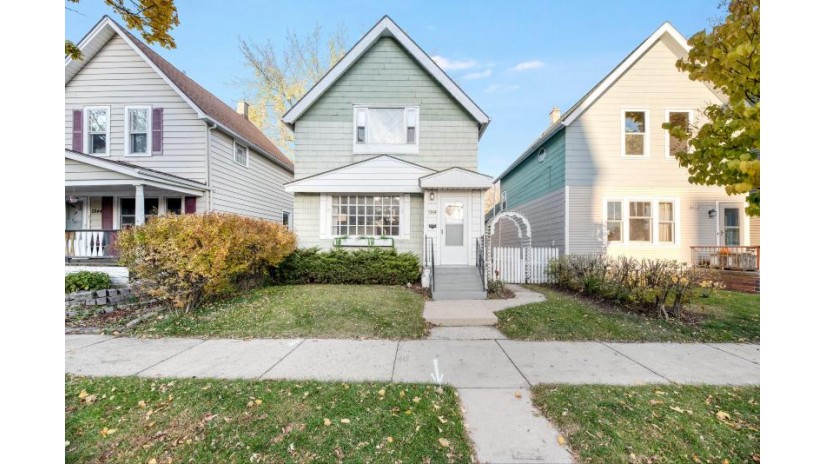 2848 S Delaware Ave Milwaukee, WI 53207 by RE/MAX Newport Elite $215,000