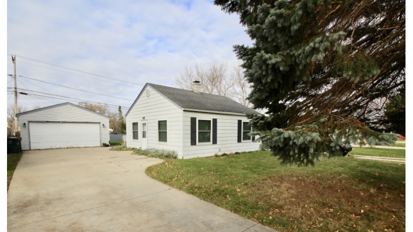 4229 S 91st Pl Greenfield, WI 53228 by Shorewest Realtors $174,900