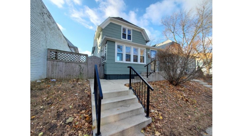 3375 N Bartlett Ave Milwaukee, WI 53211 by RE/MAX Service First LLC $180,000