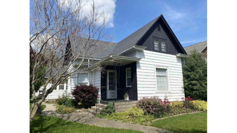 318 Wilson Avenue Chadwick, IL 61014 by Barnes Realty, Inc. $89,900