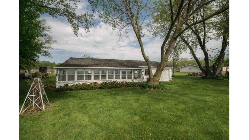 2682 Kunzer Beach Lane Pensaukee, WI 54141 by Symes Realty, Llc $179,900