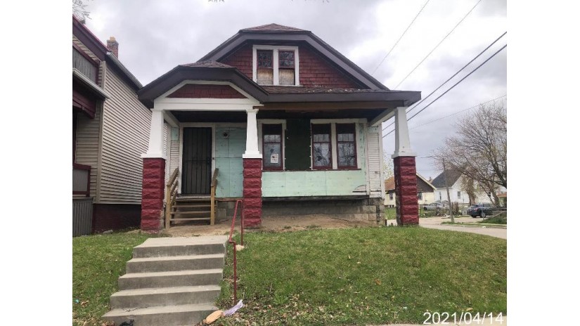 3575 N 12th St Milwaukee, WI 53206 by Realty Among Friends, LLC $2,000