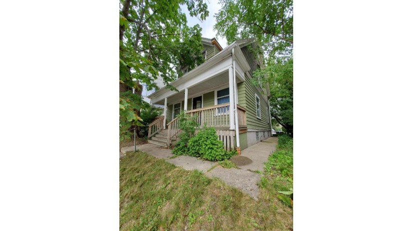 516 E Locust St Milwaukee, WI 53212 by RE/MAX Service First $105,000