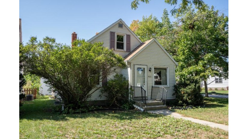 4231 S Whitnall Ave Milwaukee, WI 53207 by First Weber Inc- Racine $182,500