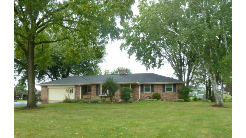 N40W22828 Sunset Dr Pewaukee, WI 53072 by Koepp Realty $369,900