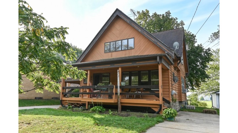 325 E Armour Ave Milwaukee, WI 53207-5843 by Shorewest Realtors $215,000