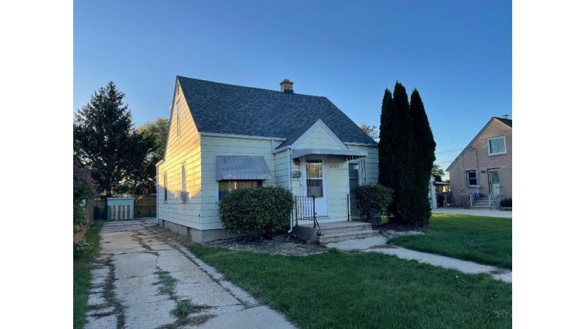 2722 22nd Ave Kenosha, WI 53140 by Better Homes and Gardens Real Estate Power Realty $129,900