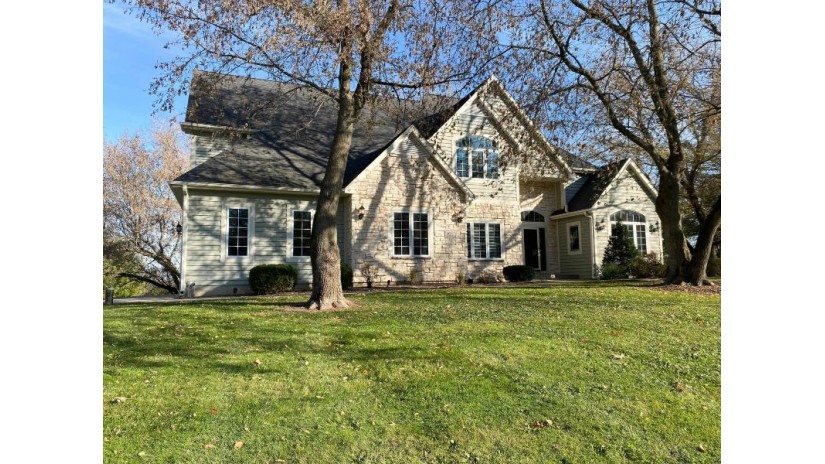 W273N4190 Hickory Grove Dr Pewaukee, WI 53072-2242 by Modern Realty Partners LLC $634,900
