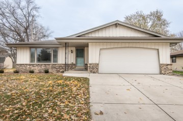 1817 Cottonwood Dr, Waukesha, WI 53189-7225