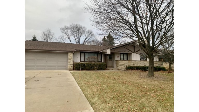 240 W Manor Cir Bayside, WI 53217-1728 by Berkshire Hathaway HomeServices Metro Realty $319,000